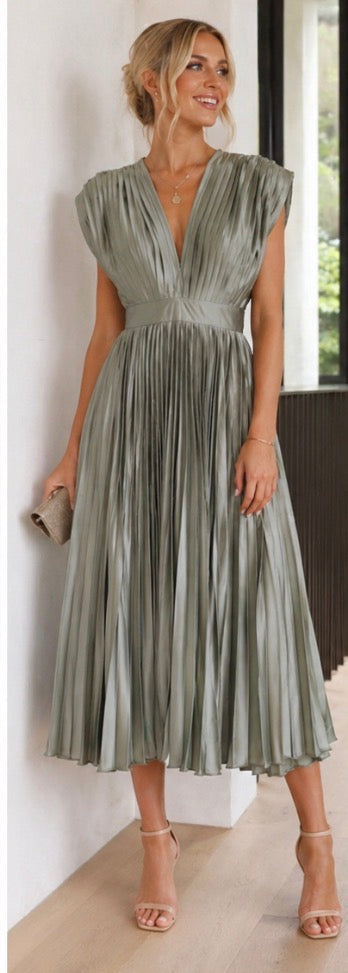 Constance | Timeless Pleated Midi Dress